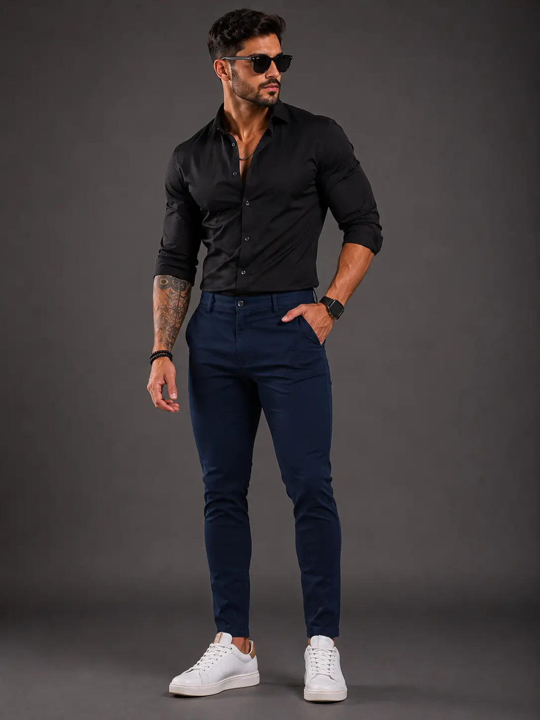 Look camisa preta com calça azul-marinho