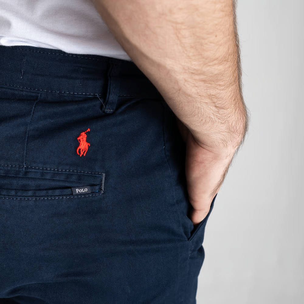 Detalhe traseiro da calça azul-marinho