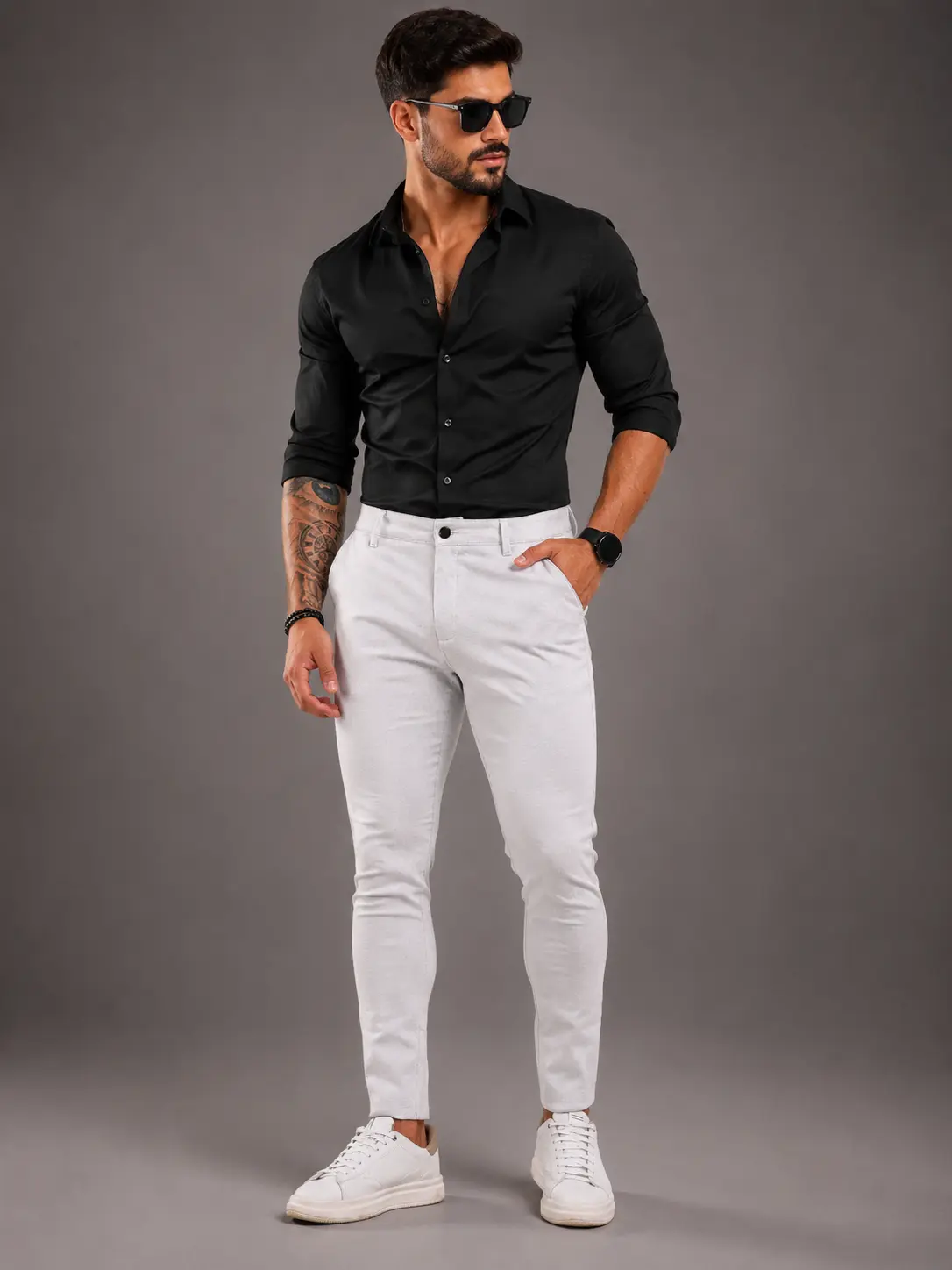 Look camisa preta com calça branca