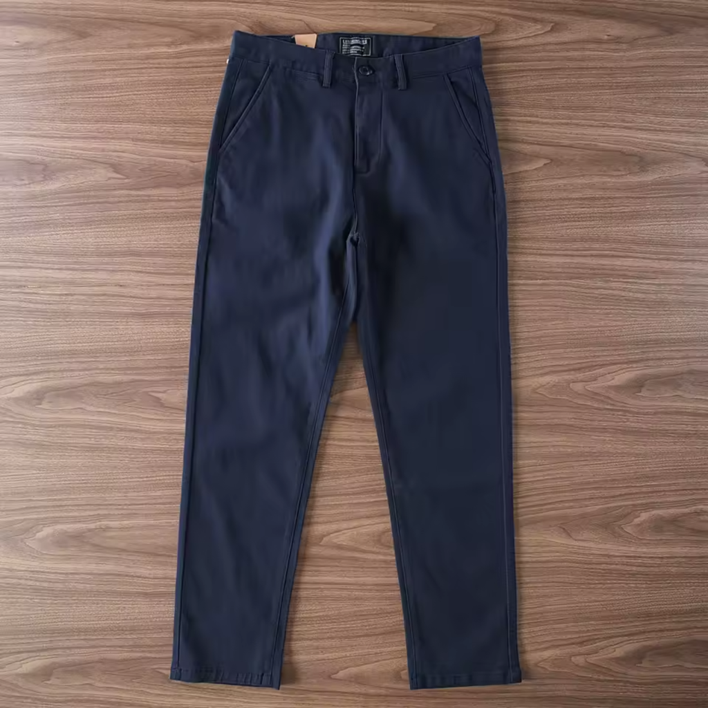 Calça sarja premium azul-marinho dobrada
